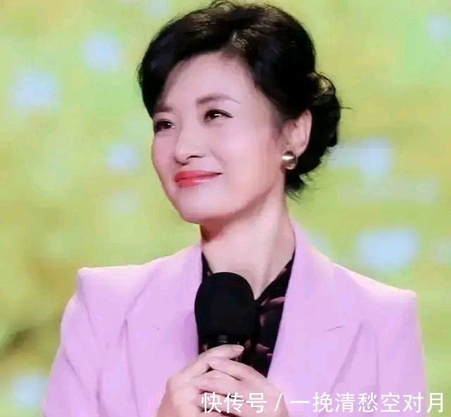 央视主持人$著名央视主持人周涛,人长得漂亮,书法也是一流,羡煞众多书法家