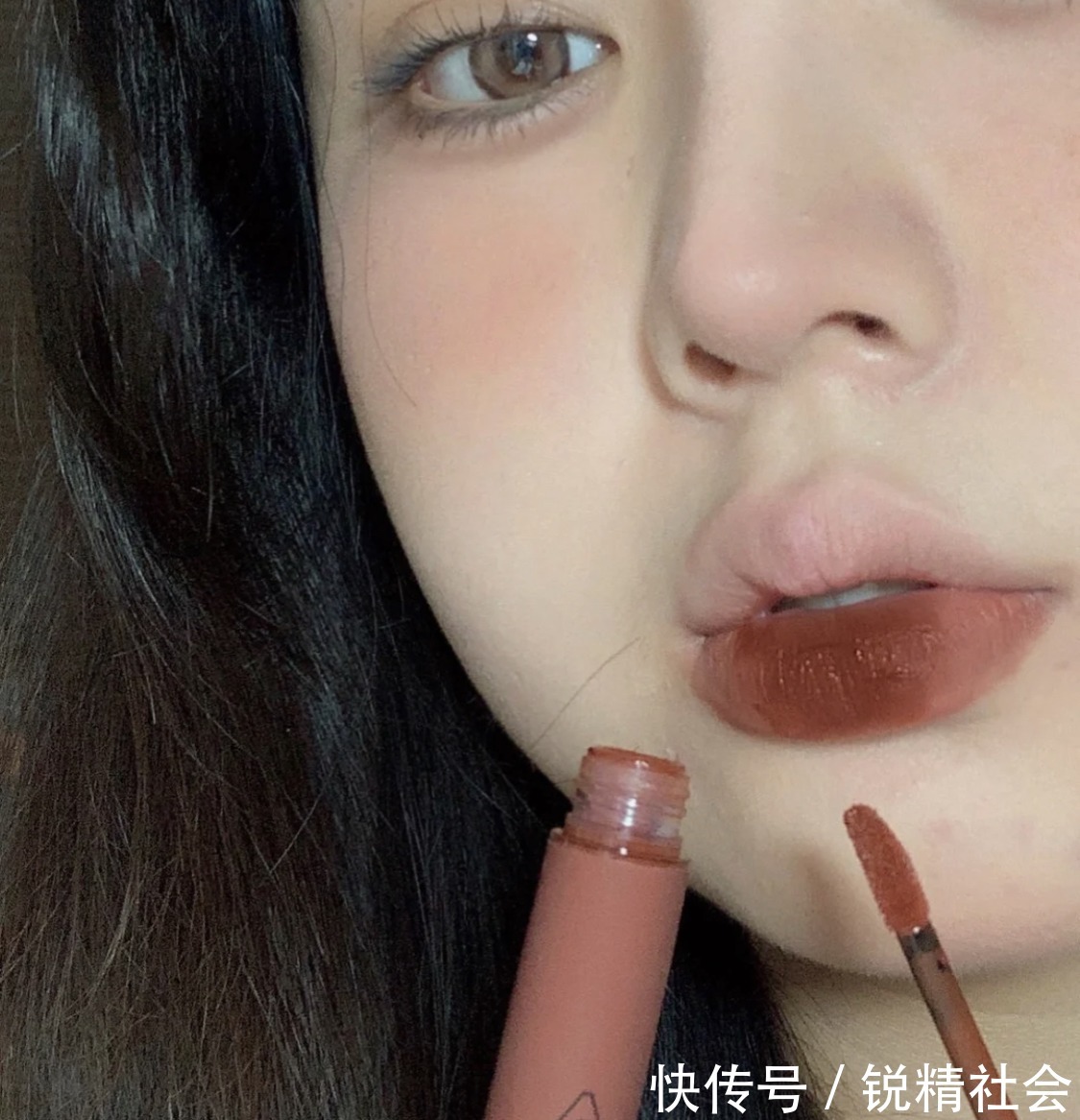 姐妹们 没想到,初秋最受欢迎的口红色号是奶棕色,黄皮涂也显白温柔