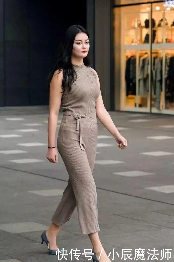 修身|美女穿搭:微胖试试穿连衣裙,一身绿色修身连衣裙,完美的修饰了身材