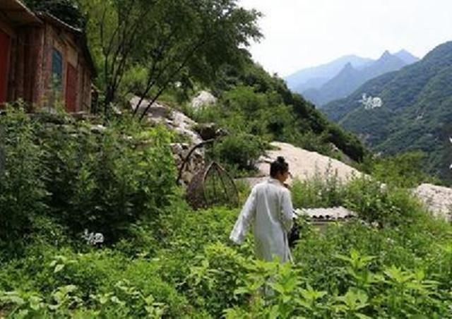 “终南山第1隐士”隐居30多年,天天水煮白菜,现亲人已认不出