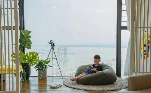 防腐木|越来越多人阳台不铺瓷砖，如今用它来代替，太聪明了