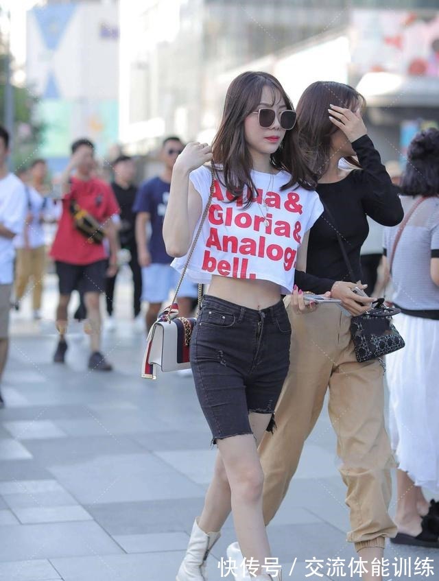 ins风 英文字母短袖搭配中长短裤,个性十足,白色马丁靴又酷又飒!