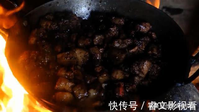 尼泊尔|尼泊尔山区村民杀猪，请全村人过来吃杀猪菜，贫困母亲也过来买肉