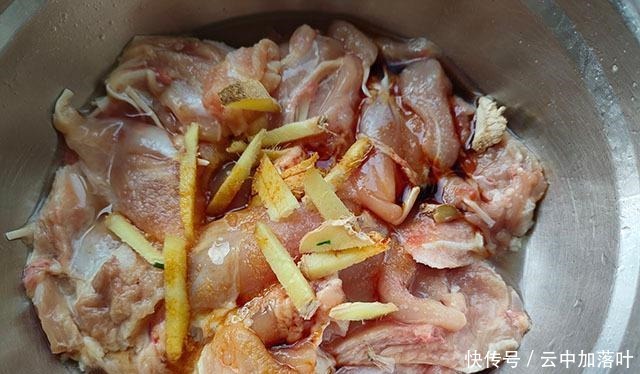 自从学会做这菜,儿子隔三差五点名要吃,一卷一蒸,蘸酱吃真香!