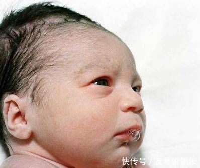 宝妈被照相馆坑了,满月孩子被送医抢救,医生不配做父母