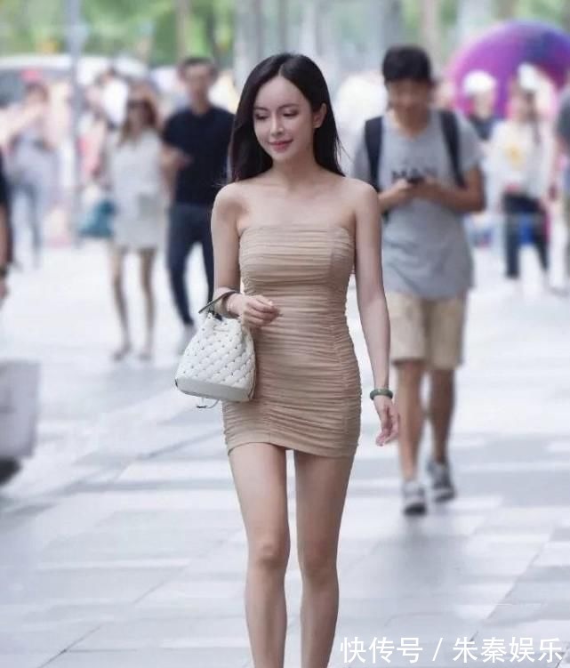 优雅 气质女生真会穿搭,一袭抹胸长裙,轻松穿出与众不同的优雅气质