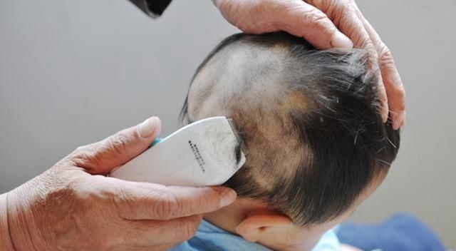 营养物质|新生儿头发稀少只因遗传?做好这5点宝宝头发浓又密,赶紧学起来