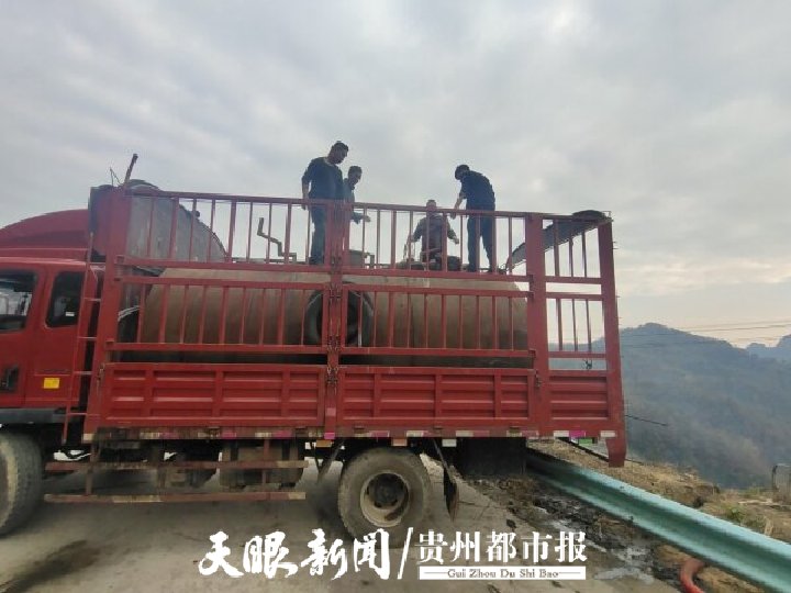 黔西南州人民医院|贵州一男子不慎掉入化粪罐车内，辅警跳入罐内救援