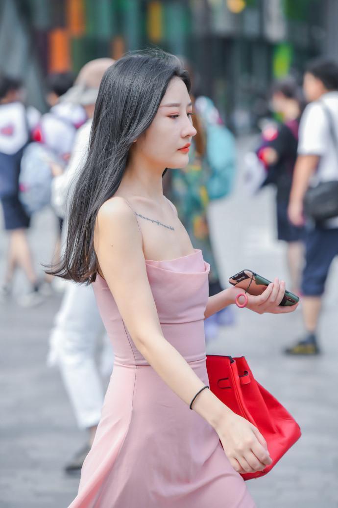 街拍街头上最可爱的萝莉，这一身粉红色短裙尽显魅力吧