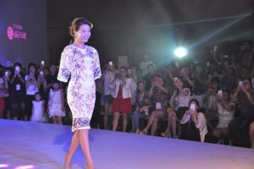 无臂女孩|非诚勿扰无臂女孩，台上与小伙牵手成功台下却被甩，如今怎样了？