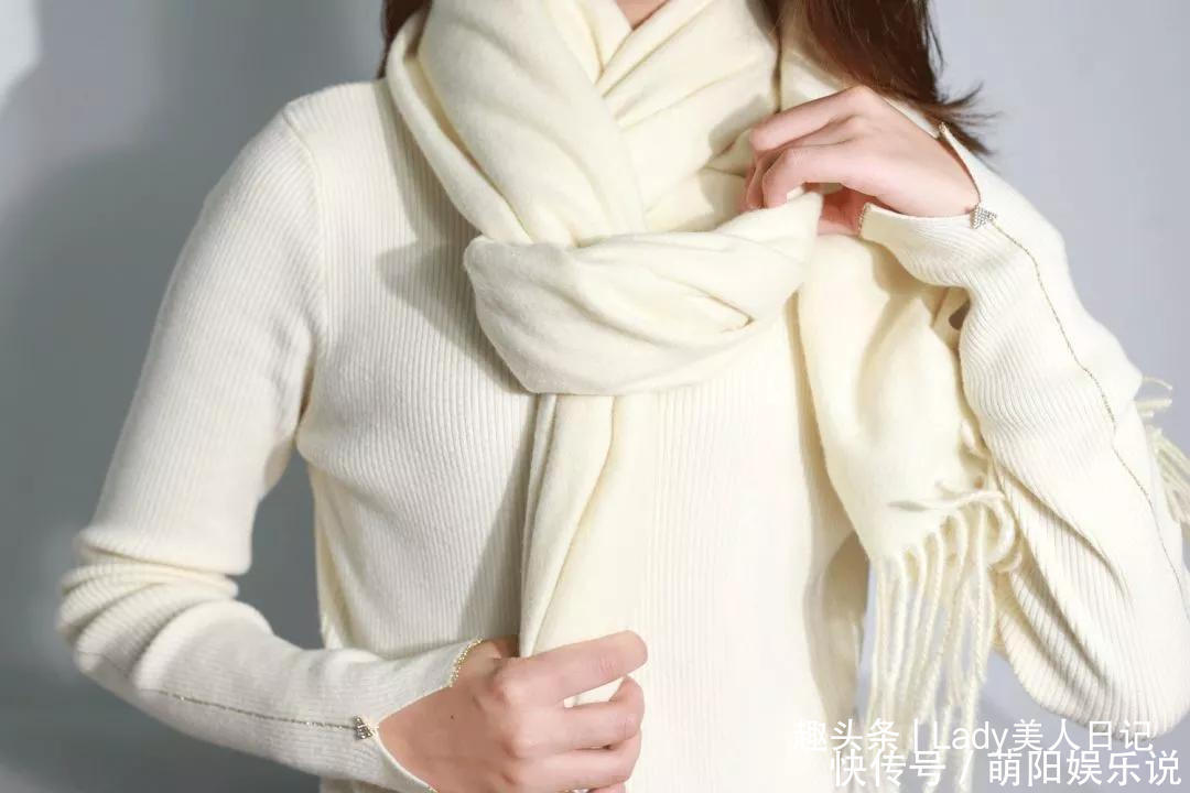 穿大衣怎样系围巾这样搭配比别人高级10条街,太有贵妇范了