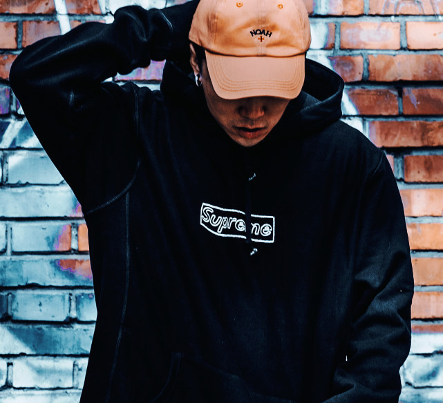 卫衣 Supreme x GCY郭春雨 2022 联名系列单品海报公布,争议性新作