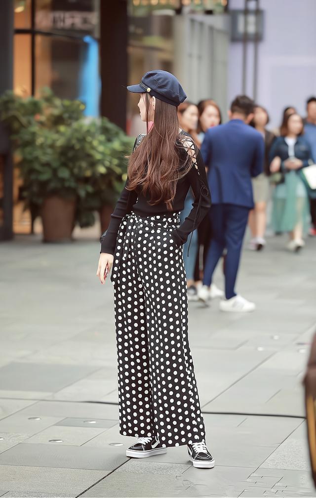 你还在穿牛仔裤吗早过时了!来看看今年流行的“阔腿裤”吧