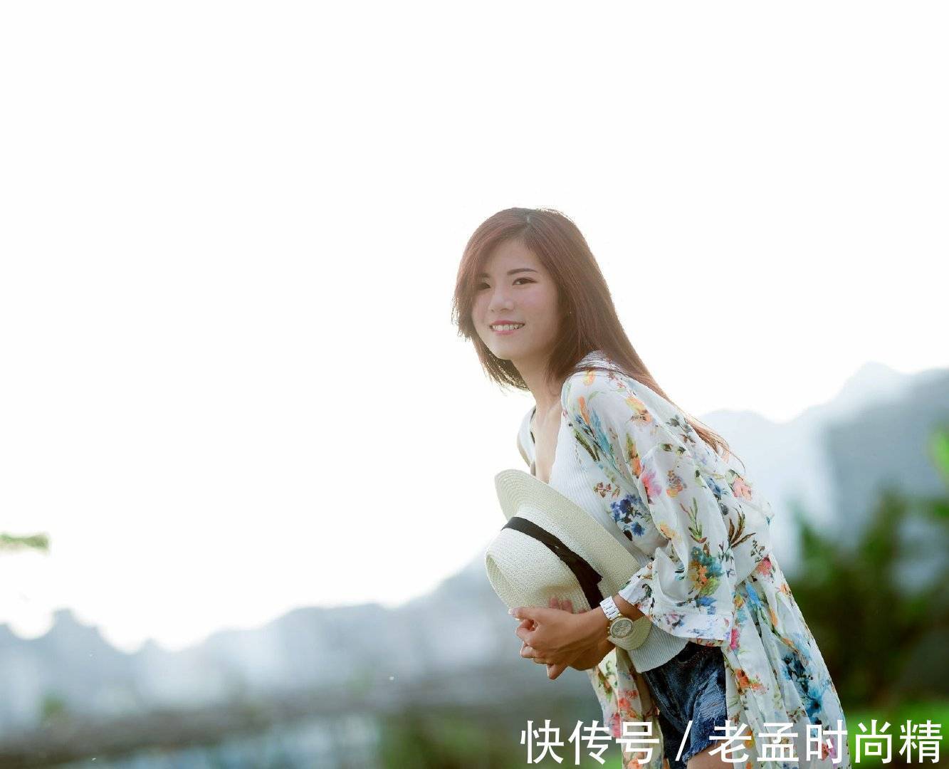 牛仔短裤 一件白色的背心搭配牛仔短裤,清凉又时尚