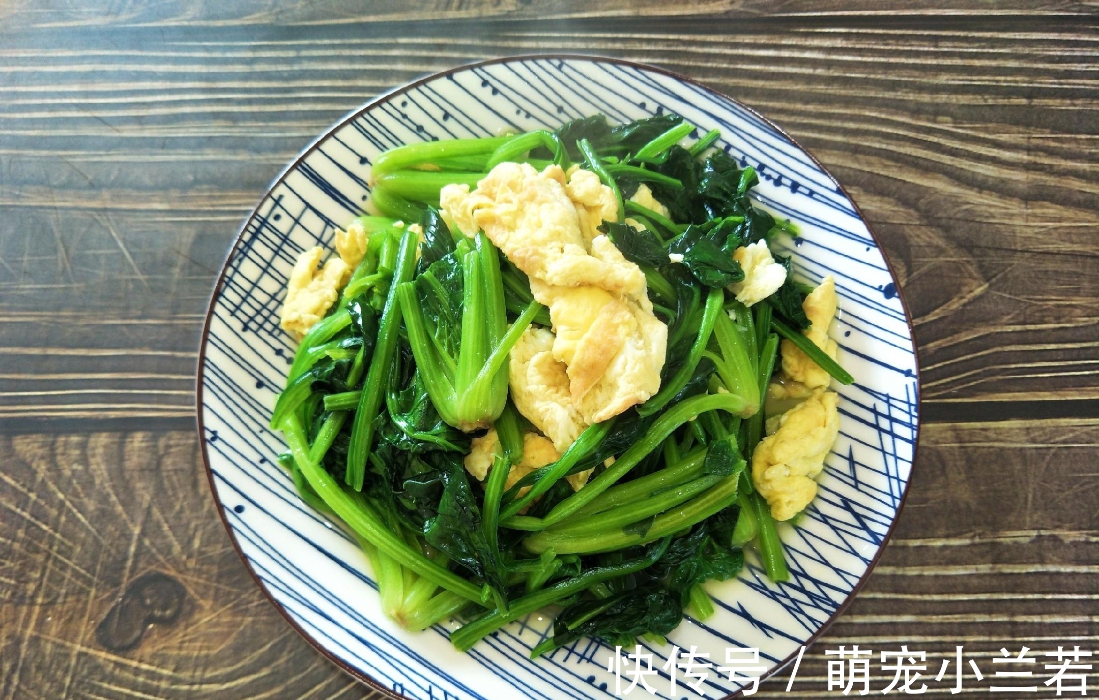 炒菠菜时,需要先焯水吗?教你好吃的做法,菠菜翠绿又入味