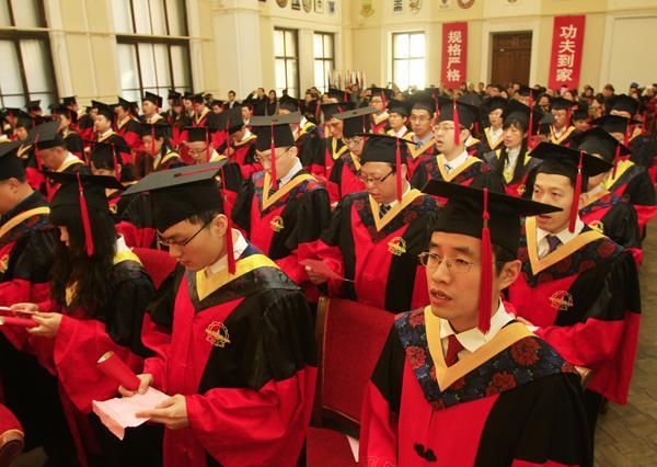 一天大学没上过，还能得到中南大学博士学位？网友：他是董事长