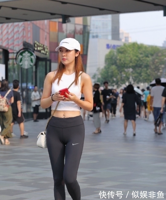 身材 紧身底裤怎么穿都别有一番风味,这样的搭配方式显得十分完美