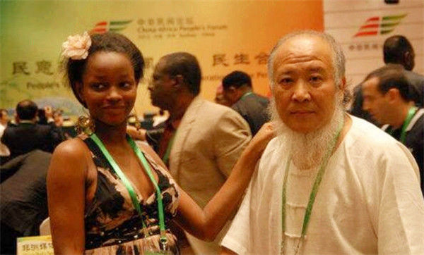 大爷|53岁中国大爷,9年前娶了24岁的非洲姑娘回家,后来怎么样了