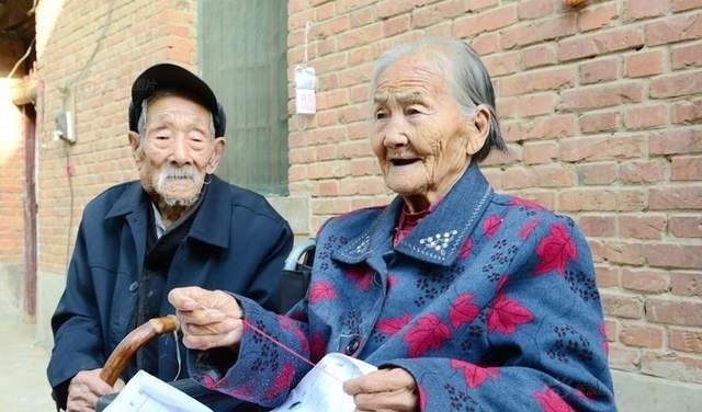 夫妻两人|我国最长寿夫妻!两人年龄和超220岁,对外揭开自己的长寿秘诀