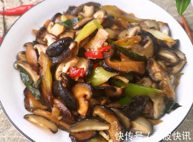 正确做法|炒香菇前到底用不用焯水厨师长教你正确做法，香菇鲜滑又营养！