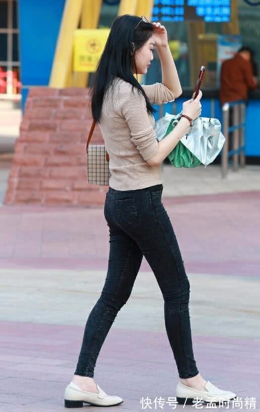 范儿|街拍:气质小姐姐牛仔裤搭配尽显轻熟女范儿,嘟嘴卖萌尽情自拍