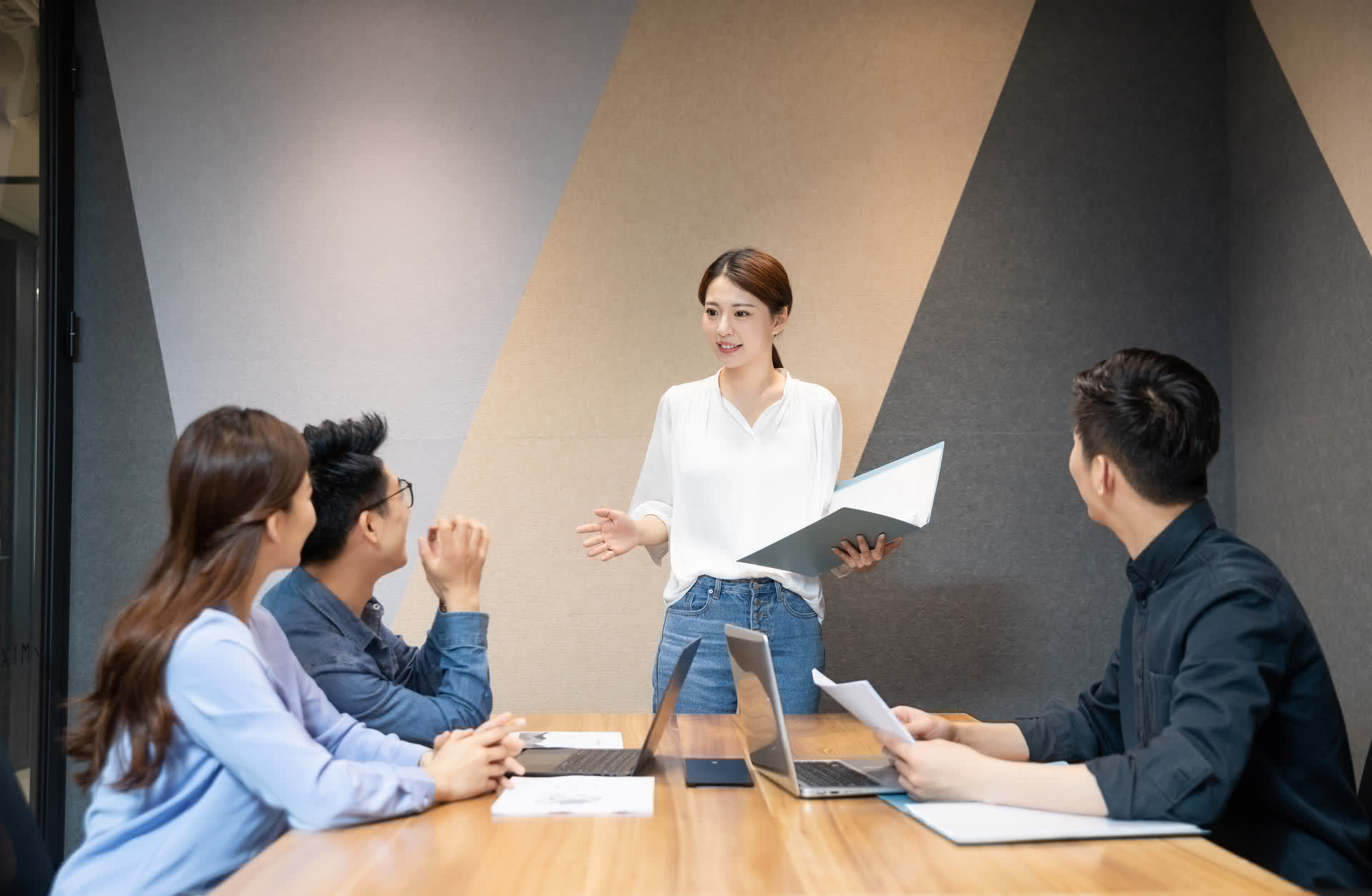 人生|同龄女性,25岁生娃和35岁生娃,过的人生有什么不同?