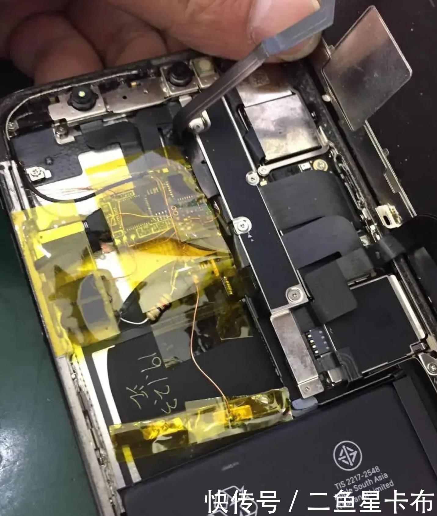 窃听器|女子修iPhone竟发现手机里装了窃听器!