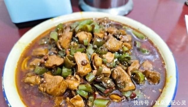 重庆一家开了18年的面馆,藏在坡坡底下,每天食客络绎不绝