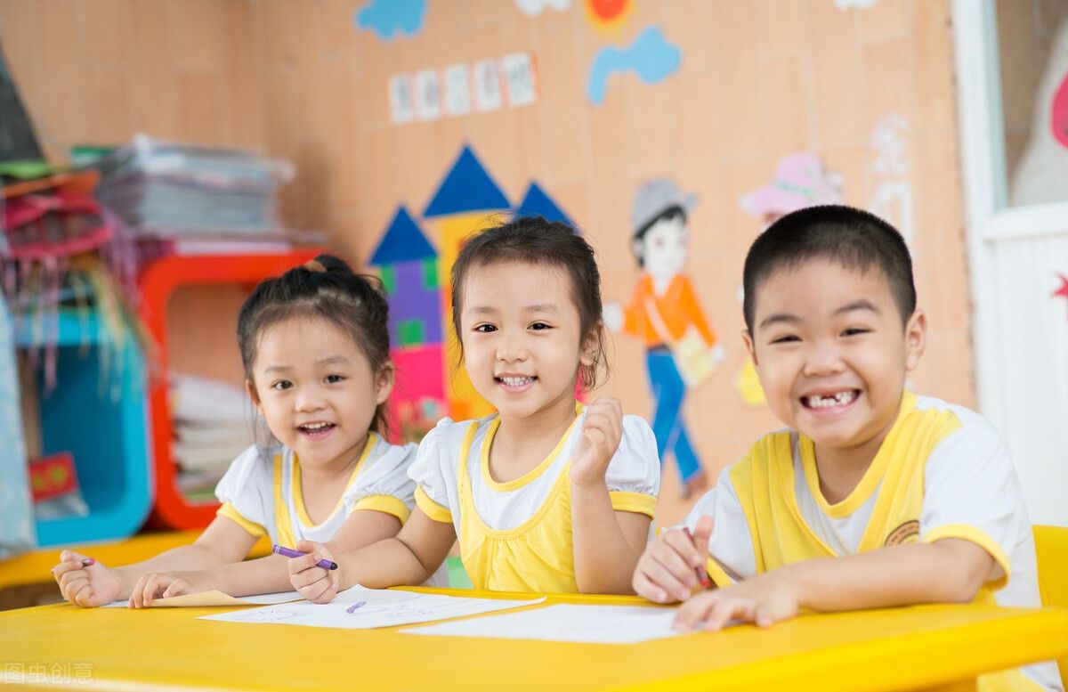 孩子|幼儿园小班快结束了才知道，晚一年上幼儿园，其实也没啥优势可言