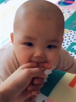 不适感|妈妈被宝宝咬了手,装哭来“博同情”,宝宝的反应却让她暖暖的