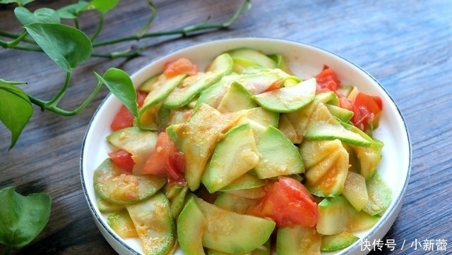 西葫芦别再炒肉了,放个番茄炒一炒,做法简单,清淡营养好吸收