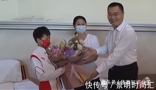中国跳水队|领导给全红婵献花!14岁天才接过花不停瞅,红姐把领导“晾”一边