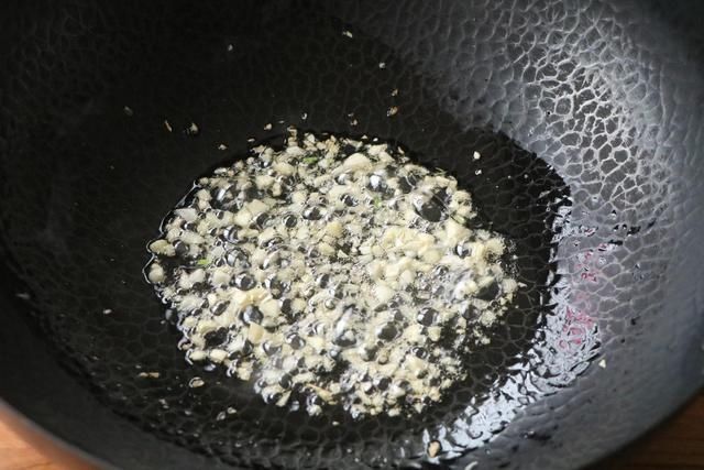 自从学会茄子这个做法，茄子再也不要过油了，一碗酱汁又香又下饭