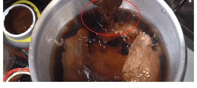 一頓飯一瓶甜面醬？600斤胖猴仔做飯太豪爽，網友喊話：悠著點吧