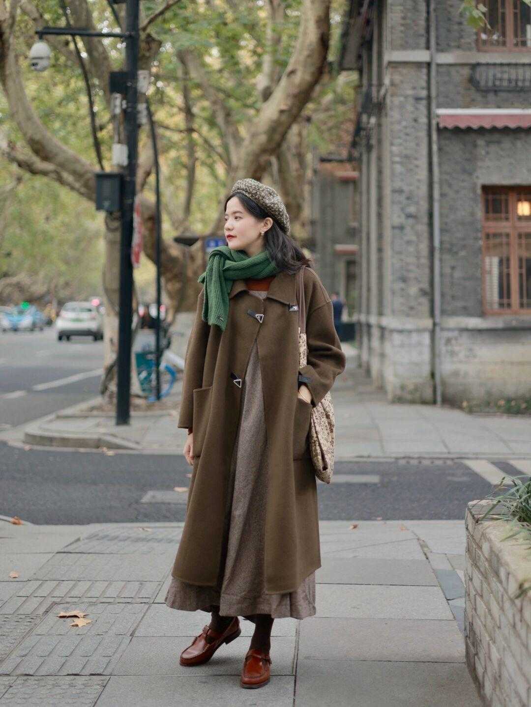 大地色|一般有品位的女人,都会选择三种颜色大衣,显年轻又有高级感