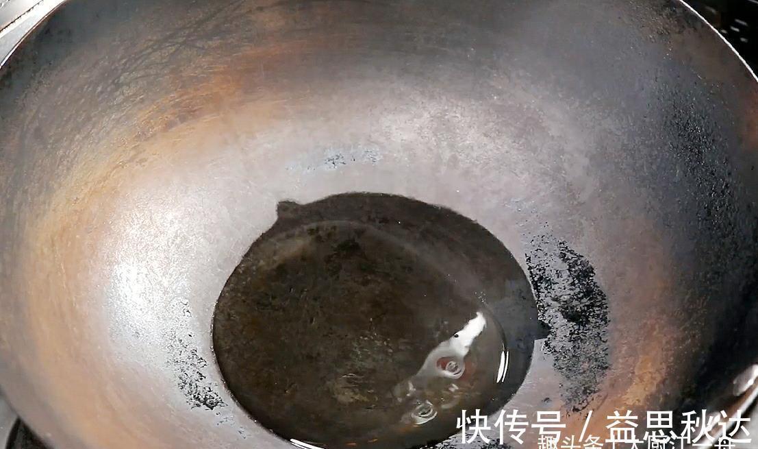 家里铁锅用久了,油污洗不掉?大厨教你一招,铁锅油污轻松去除