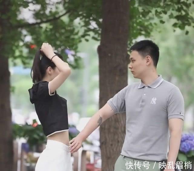 赶紧|美女穿男友的裤子出门,却因太瘦往下溜,男生赶紧用手挡住,大赞