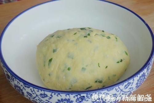 我家面粉从不蒸馒头,教你特色吃法,葱香味十足,家人都夸好吃