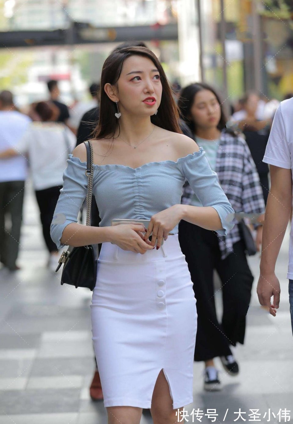 烟雾|美女街拍::身材丰盈的小姐姐,淡淡的烟雾蓝色调,给人一种低调含蓄的美