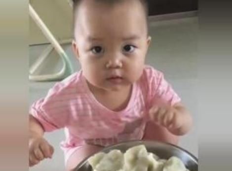 叮叮|“馋猫宝宝”高铁上看到有人吃东西,流了爸爸一肩膀口水,太萌了