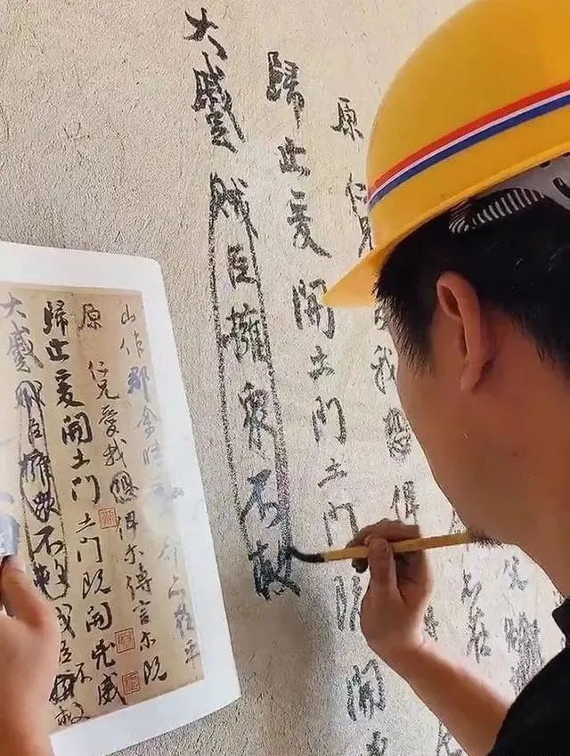 颜真卿！大开眼界！农民工小伙在墙上临习《祭侄文稿》，网友：可惜墙啦