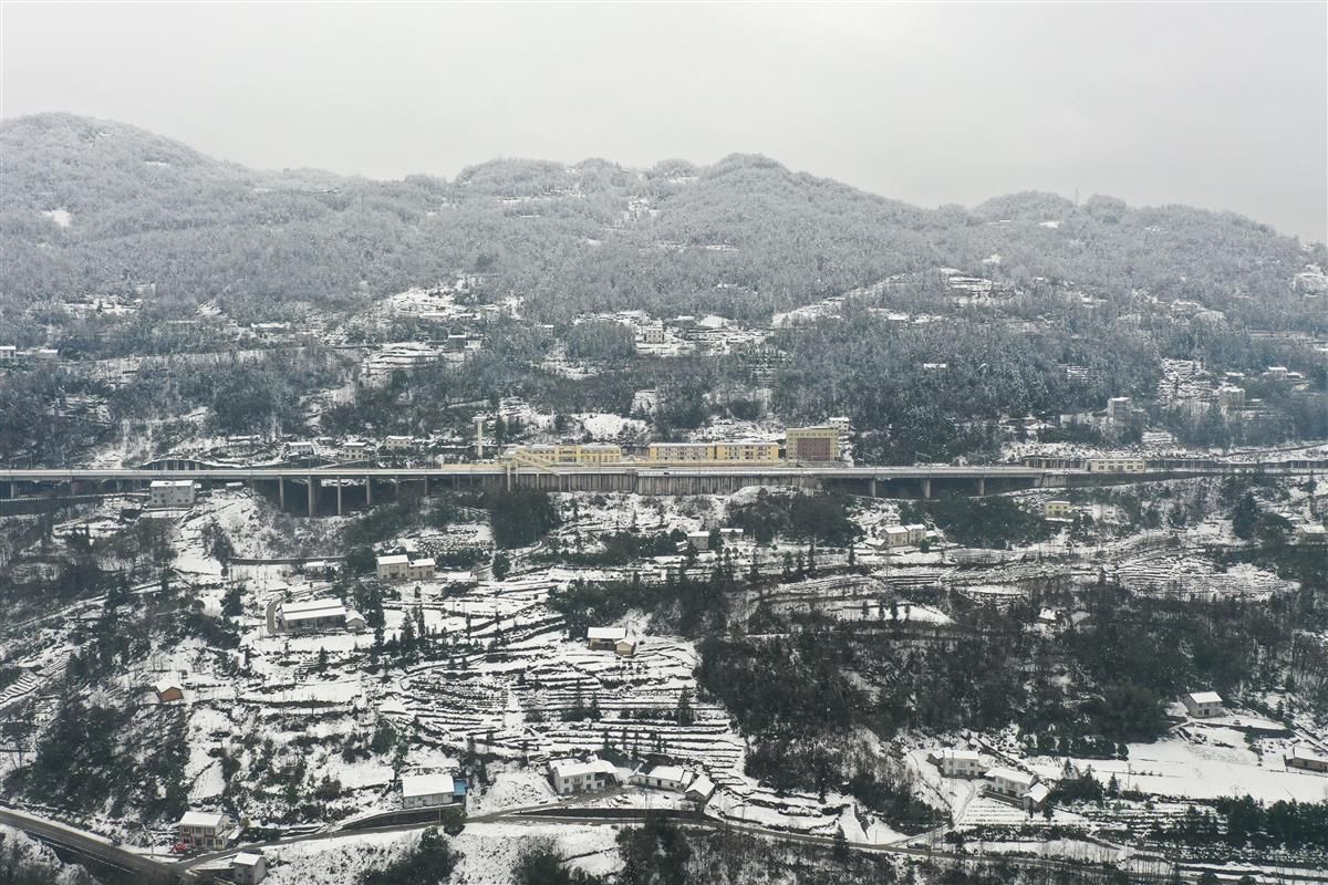 宜万线|宜万线上雪景美