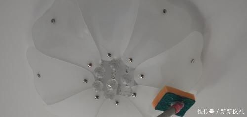 擦玻璃|你家里有用旧不要的百洁布吗?这个用途太聪明了,越早知道越好
