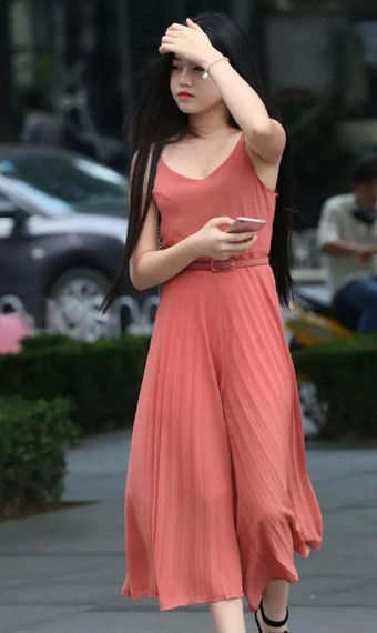 十足|街拍:千娇百媚的微胖美女,身材娇好,御姐范十足