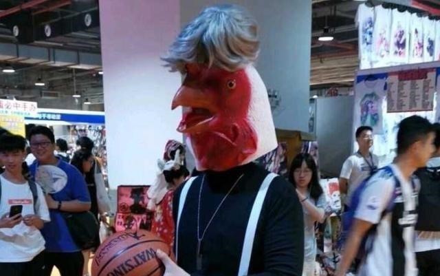 cos|年年漫展都有神COS,今年这个保安我觉得还行