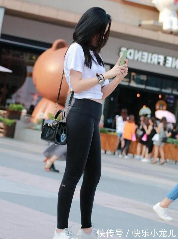 双腿 气质靓丽的小姐姐,打底裤搭配休闲上衣,穿起来显瘦显优雅