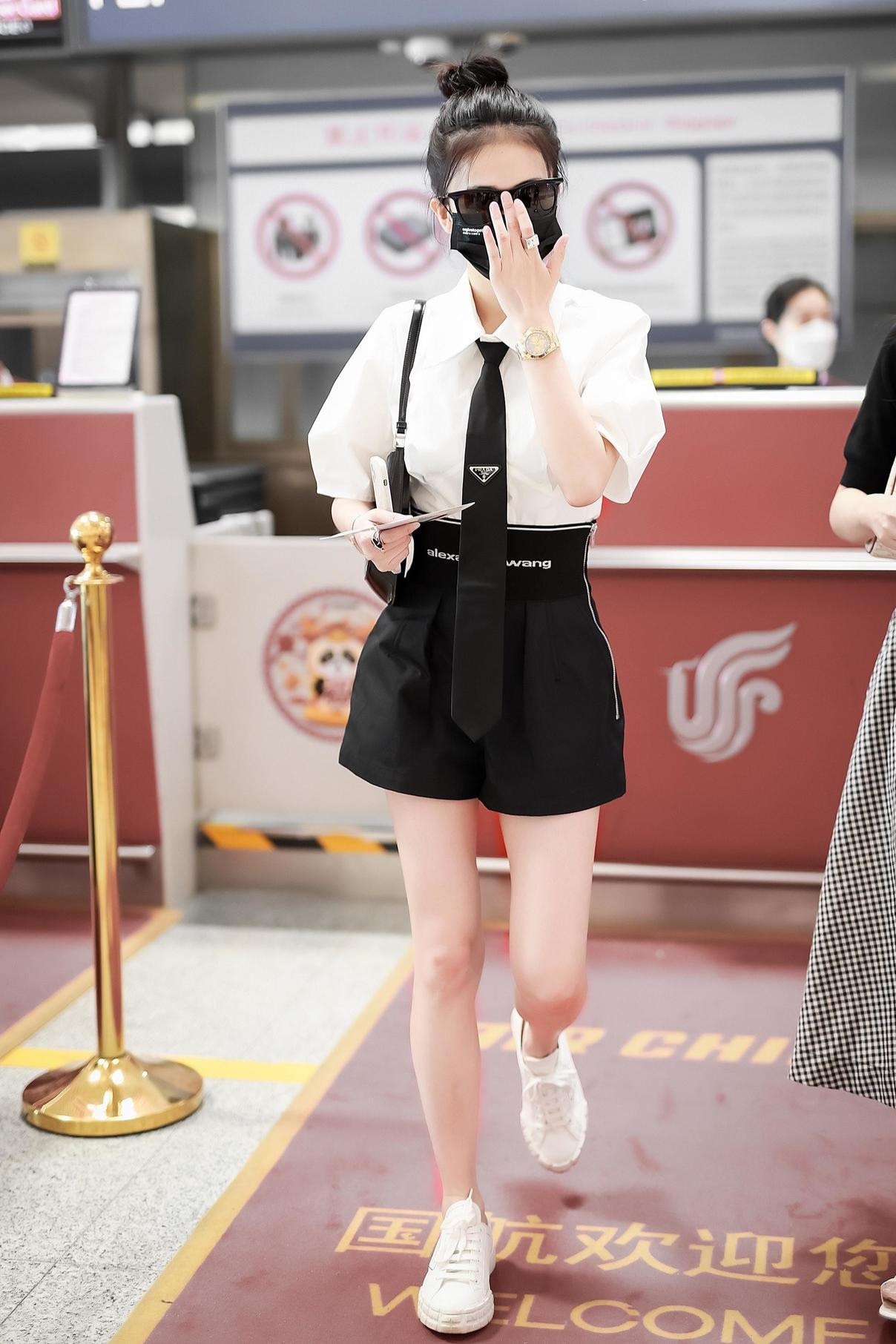 小姐姐|霍汶希带火了一种穿法,叫“衬衫+阔腿裤”,干练利落又有气场