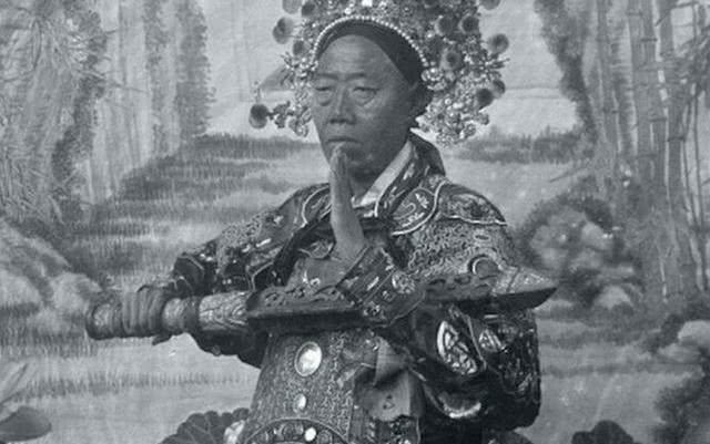 铁锤|大太监李莲英墓地无比坚固,报废三把铁锤才挖开,开棺后大家倒吸一口凉气