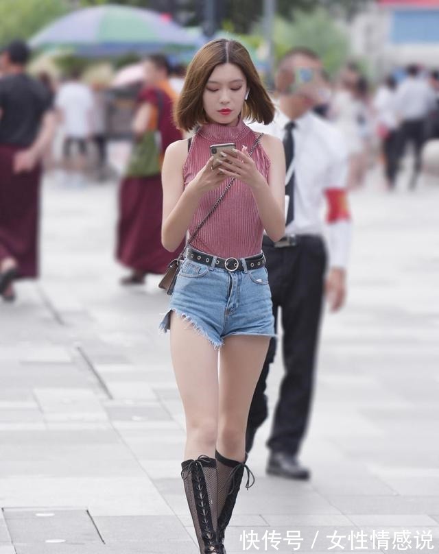 无袖衫 小姐姐穿着灯芯绒的无袖衫,搭配牛仔裤,很青春有活力!