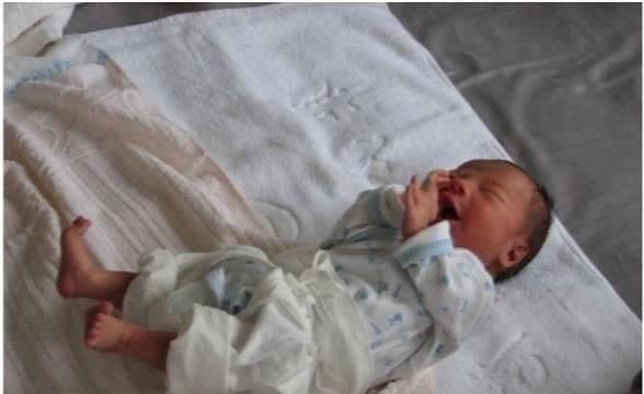 白爸爸|爸爸姓“白”，给儿子取的名字，家长会点名时，老师笑了出来